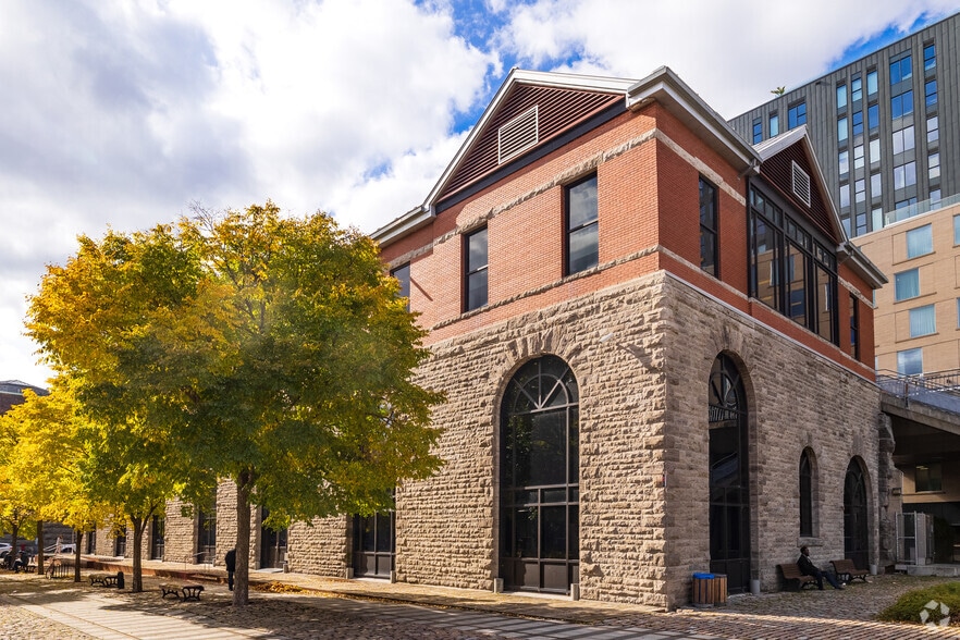 417 Rue Notre-Dame O, Montréal, QC for lease - Building Photo - Image 2 of 4