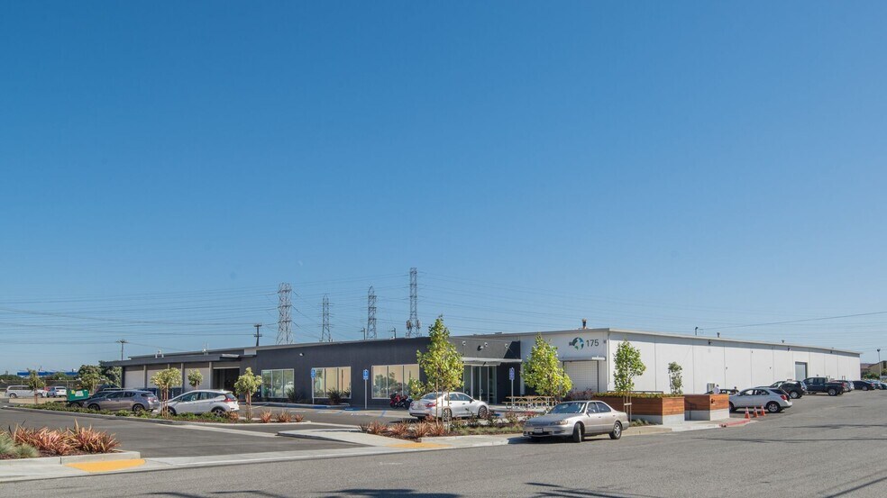 105 Associated Rd, South San Francisco, CA à louer - Photo du bâtiment - Image 3 de 3
