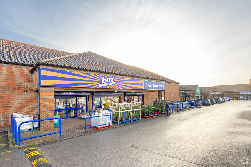 1-2 Willerby Shopping Park, Hull for sale - Building Photo - Image 1 of 4