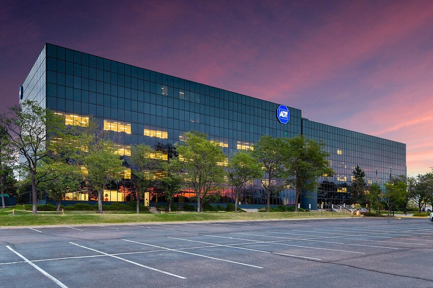 3190 S Vaughn Way, Aurora, CO à louer - Photo du bâtiment - Image 2 de 6