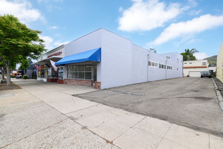 2037 E Thompson Blvd, Ventura, CA à louer - Photo du bâtiment - Image 3 de 16