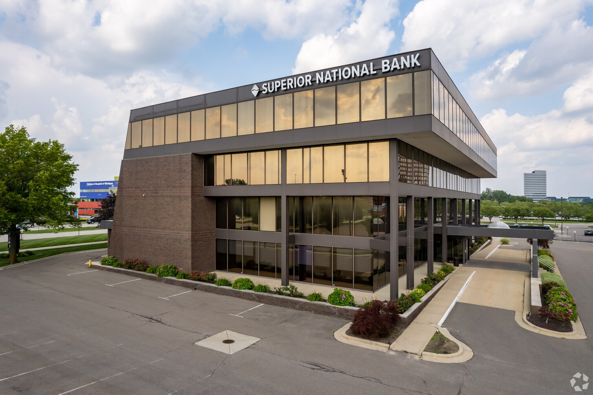 363 W Big Beaver Rd, Troy, MI à louer Photo du bâtiment- Image 1 de 9