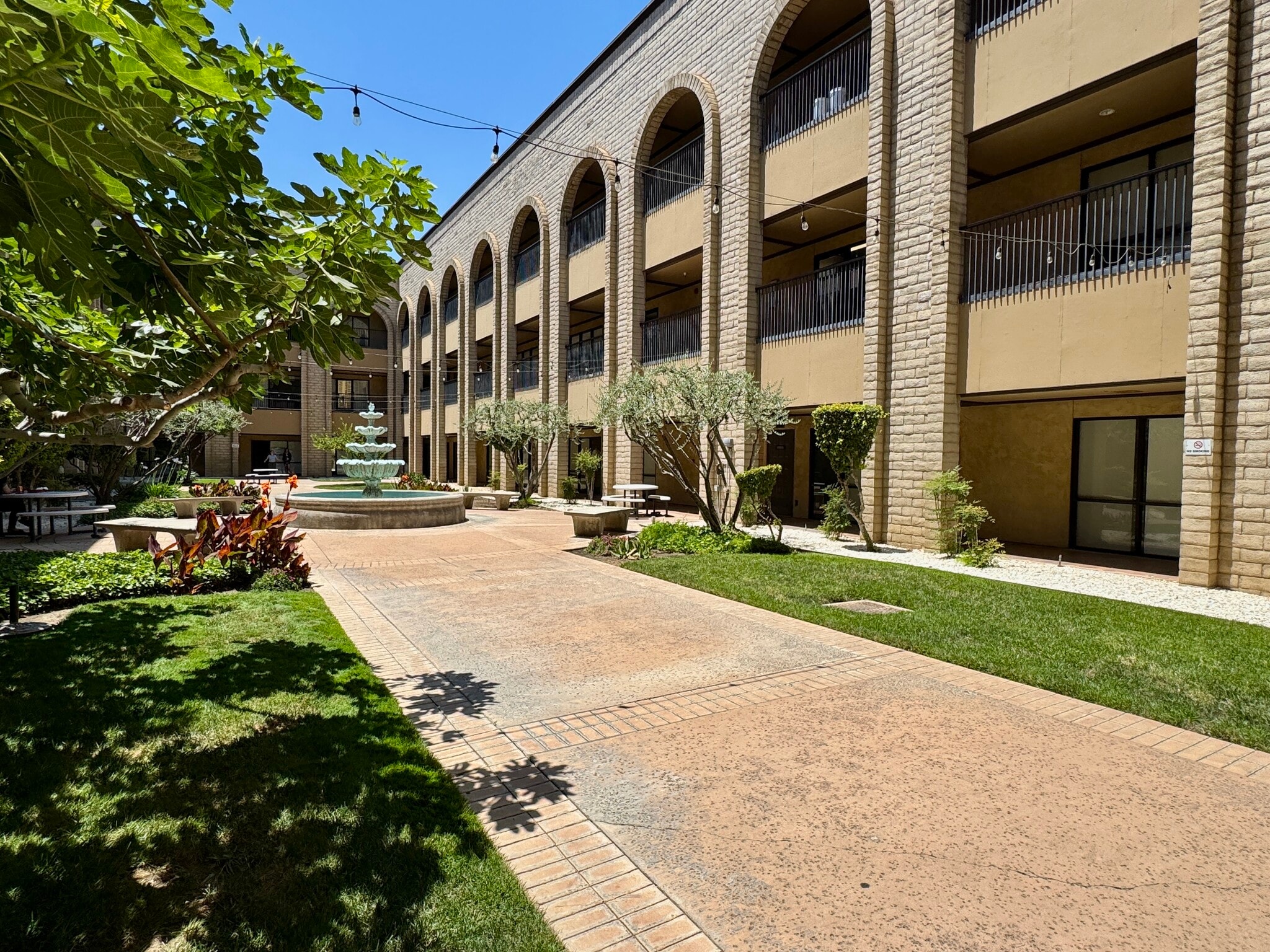 1900 Mariposa Mall, Fresno, CA for lease Building Photo- Image 1 of 12