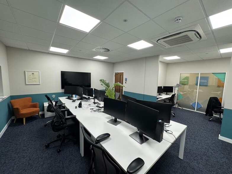 Stadium Business Ct, Milton Keynes for lease - Building Photo - Image 2 of 17
