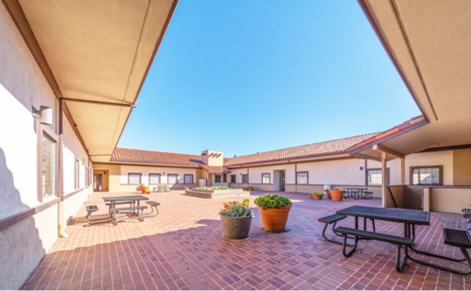 1895 Mowry Ave, Fremont, CA à vendre - Photo du bâtiment - Image 2 de 14