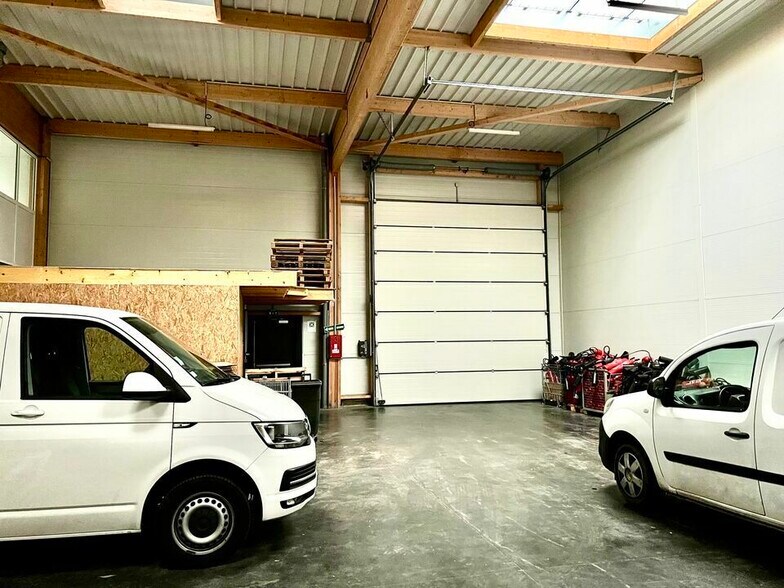 Flex in Montivilliers for lease - Interior Photo - Image 2 of 5
