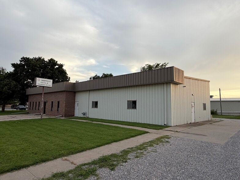 621 N Hickory St, Mcpherson, KS for sale - Building Photo - Image 3 of 15