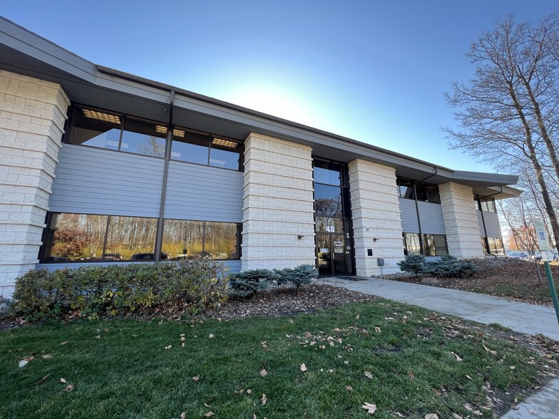 48 Jewelers Park Dr, Neenah, WI for lease - Building Photo - Image 1 of 3