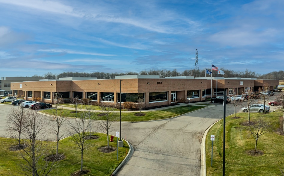39675 MacKenzie Dr, Novi, MI for lease - Building Photo - Image 2 of 5