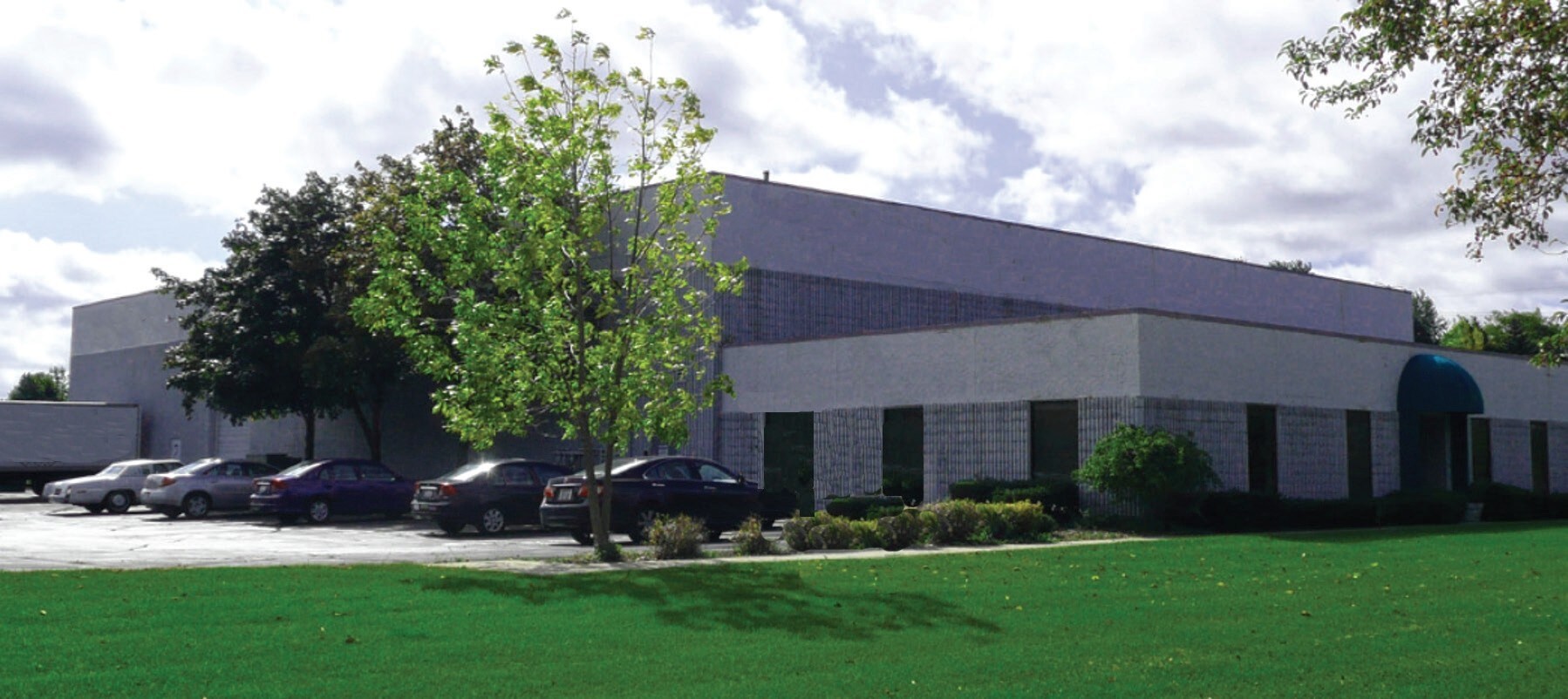 8111 W Bradley Rd, Milwaukee, WI à vendre Photo du bâtiment- Image 1 de 8