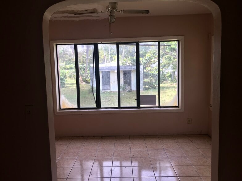 12040-12042 W Dixie Hwy, Miami, FL for sale - Building Photo - Image 2 of 14