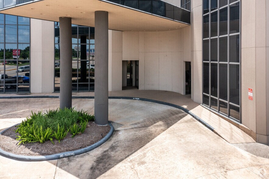 738 Highway 6 S, Houston, TX à louer - Photo du bâtiment - Image 3 de 8