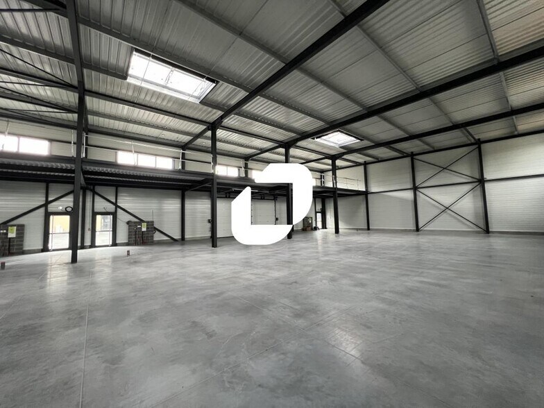 Flex in Sainghin-en-Mélantois for lease - Interior Photo - Image 2 of 11