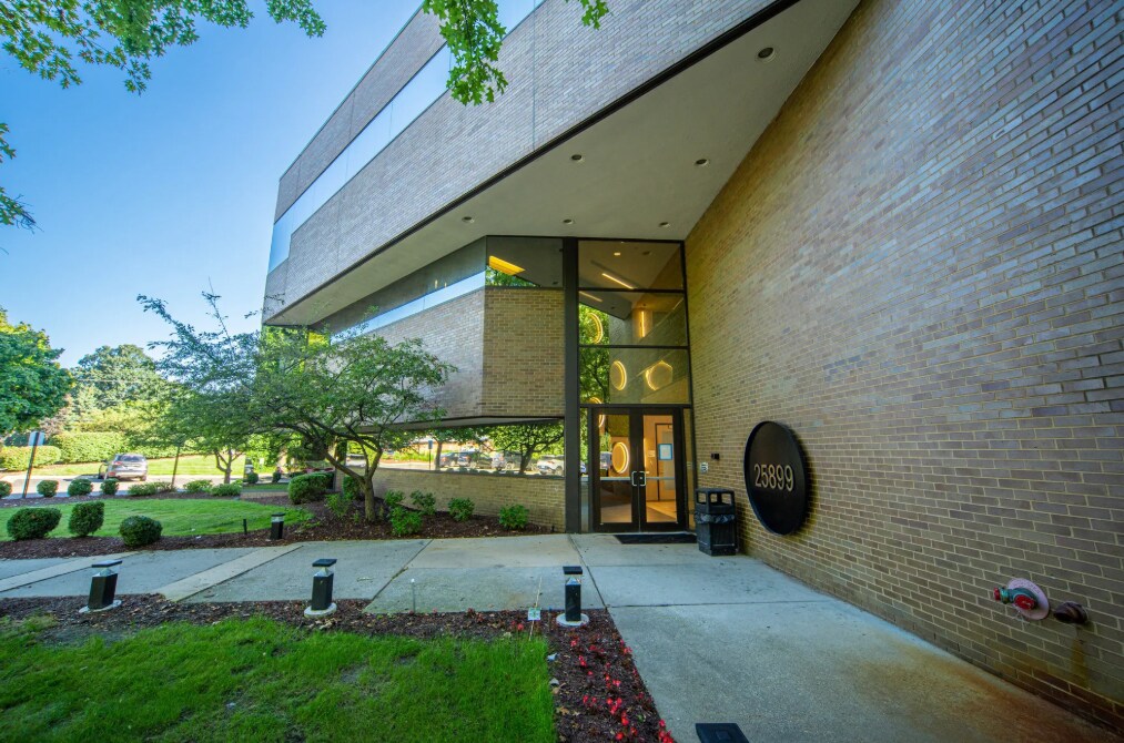 25899 W 12 Mile Rd, Southfield, MI à louer Photo principale- Image 1 de 8