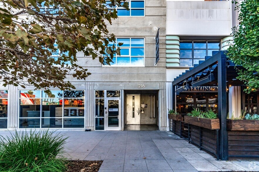 216-218 The Promenade N, Long Beach, CA à louer - Photo du bâtiment - Image 2 de 7