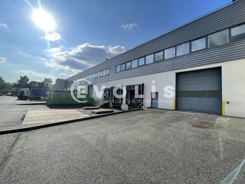 Industrial in Lieusaint for lease - Building Photo - Image 1 of 10