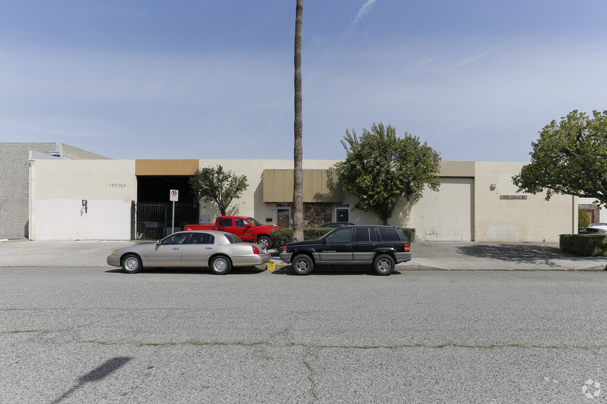 14921-14925 Calvert St, Van Nuys, CA à louer - Photo du bâtiment - Image 3 de 3