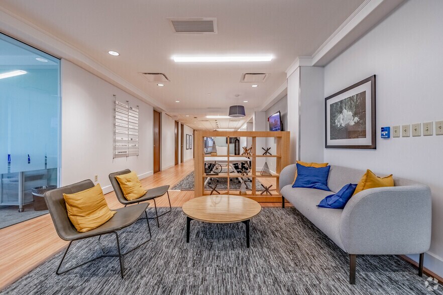 8044 Montgomery Rd, Cincinnati, OH à louer - Photo du bâtiment - Image 1 de 25