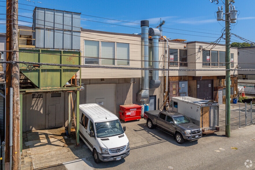 239-241 E 1st St, North Vancouver, BC for lease - Building Photo - Image 2 of 3