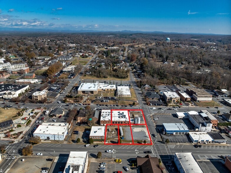 212 S Green St, Morganton, NC à vendre - Photo du bâtiment - Image 3 de 45