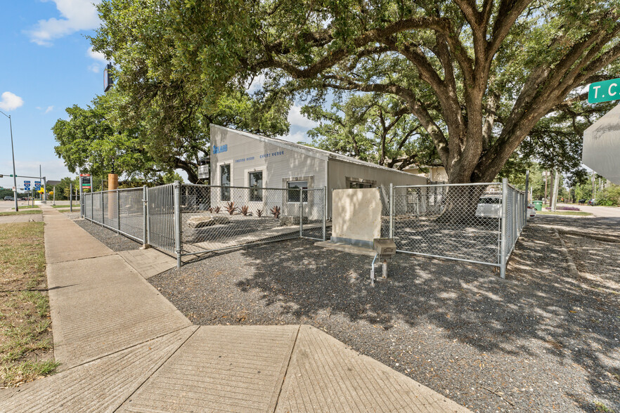 330 TC Jester Blvd, Houston, TX for sale - Building Photo - Image 1 of 53