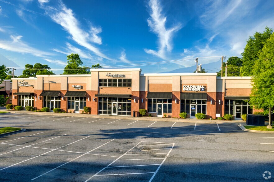 2424 W Mallard Creek Church Rd, Charlotte, NC à louer - Photo du bâtiment - Image 2 de 8