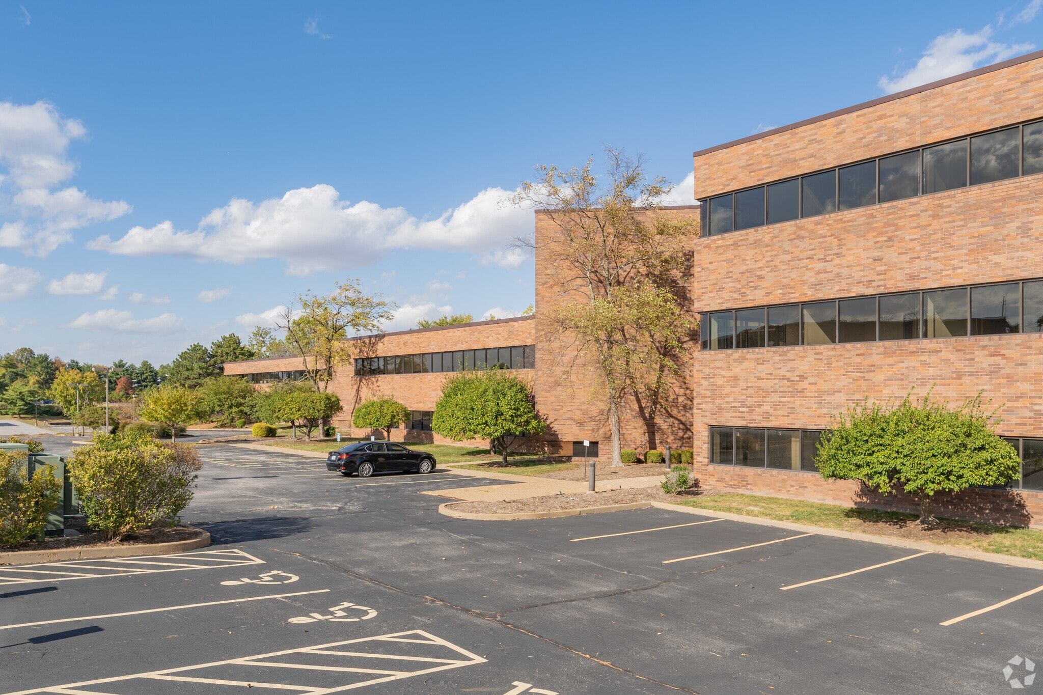 945-951 Hornet Dr, Hazelwood, MO for lease Primary Photo- Image 1 of 10