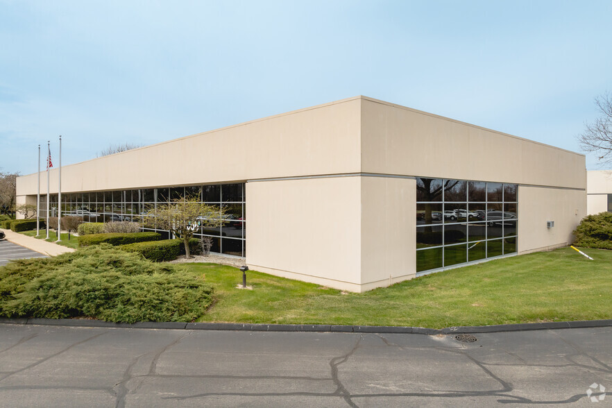 1718-1722 Indian Wood Cir, Maumee, OH for lease - Primary Photo - Image 1 of 8