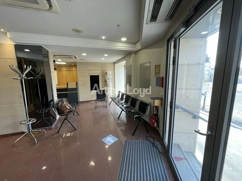 Commerce de détail dans Reims à louer - Hall d’entrée - Image 2 de 9