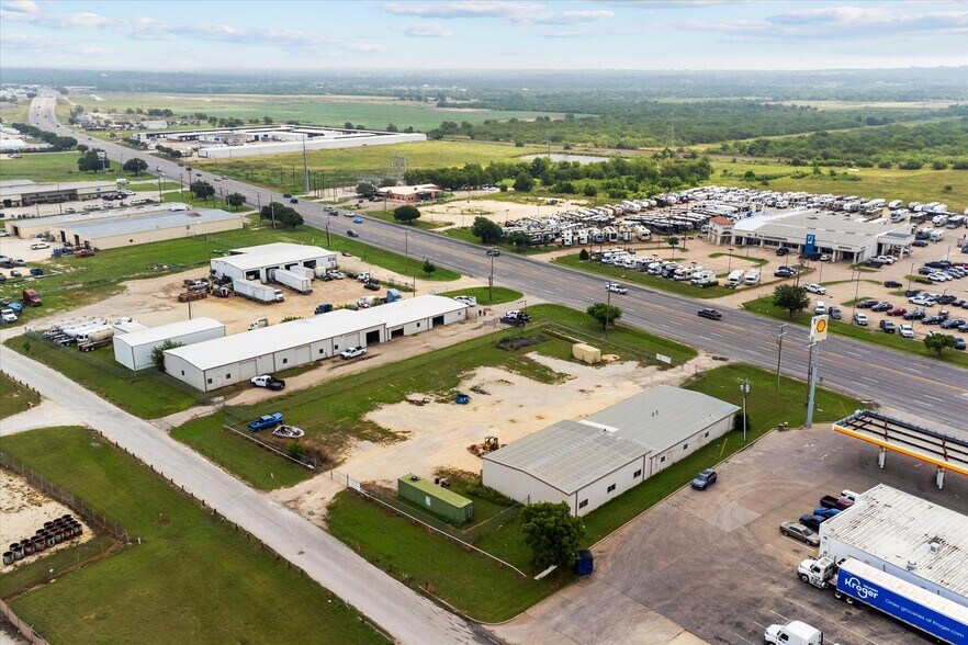 2305 N Main St, Cleburne, TX à vendre - Photo du bâtiment - Image 2 de 52