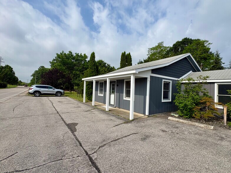 9066 N Bayshore Dr, Elk Rapids, MI for lease - Building Photo - Image 2 of 22