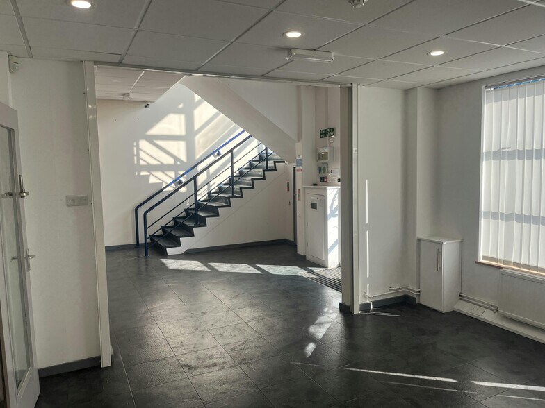Avro Ct, Huntingdon à vendre - Photo du bâtiment - Image 3 de 4