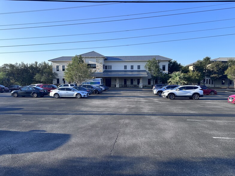 335 E Sonterra Blvd, San Antonio, TX for lease - Building Photo - Image 2 of 22