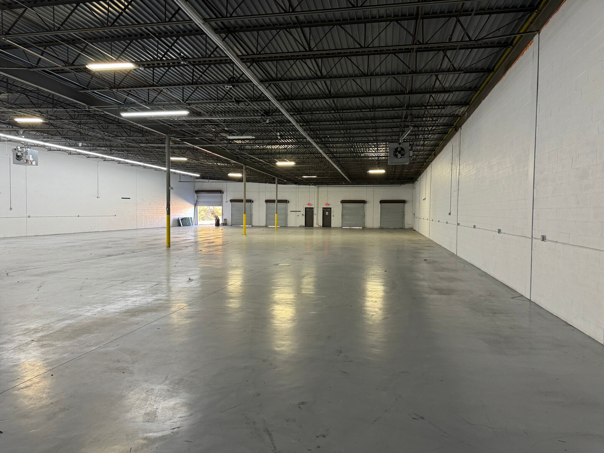 829 Pickens Industrial Dr, Marietta, GA for lease Interior Photo- Image 1 of 4