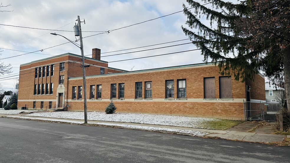 1018 College Ave, Niagara Falls, NY à vendre - Photo du bâtiment - Image 2 de 29