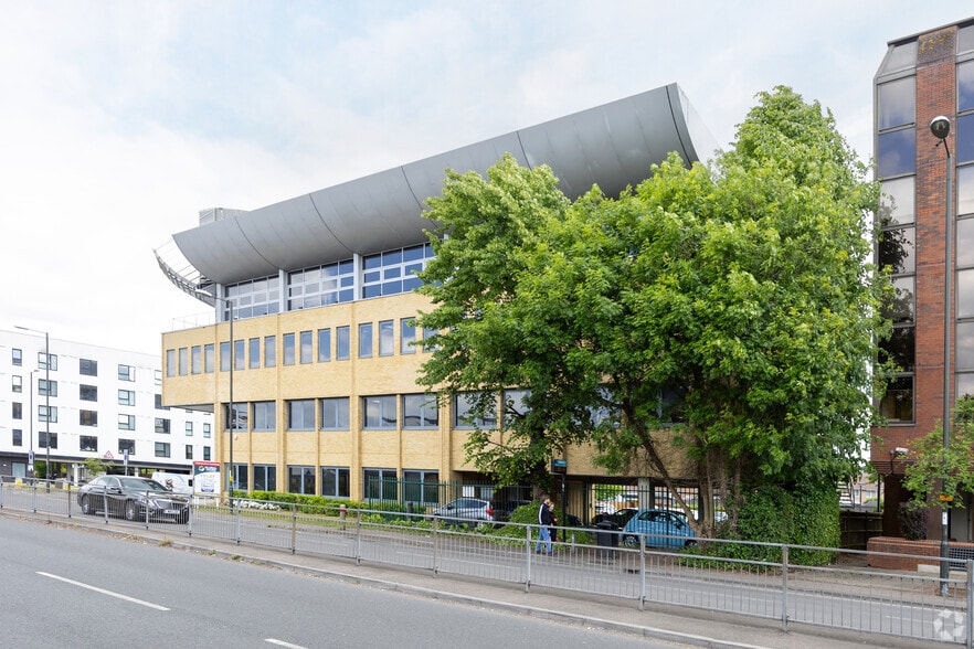 High St, Crawley for lease - Building Photo - Image 2 of 6