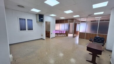 Bureau/Commerce de détail dans Badalona, Barcelona à louer Photo intérieure- Image 2 de 15