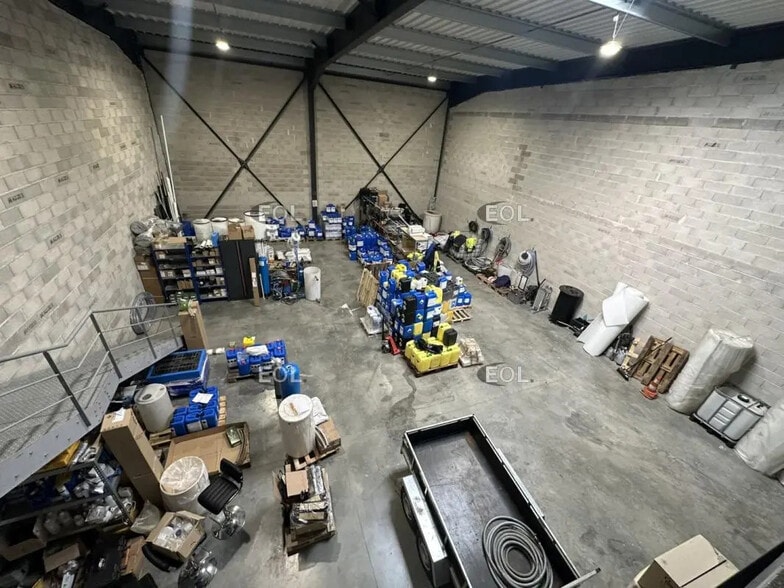 Flex in Meyreuil for lease - Interior Photo - Image 1 of 6