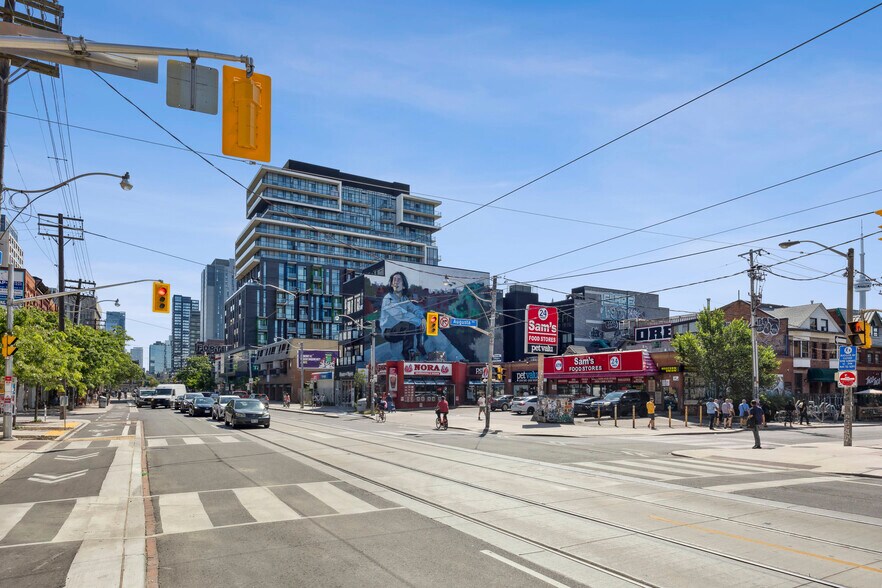 335 College St, Toronto, ON à vendre - Photo du bâtiment - Image 3 de 57