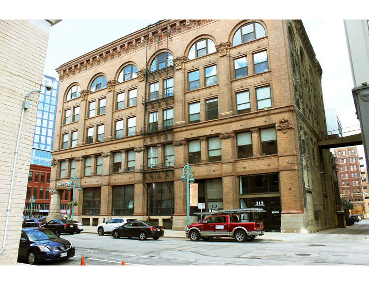 312 E Buffalo St, Milwaukee, WI for lease - Building Photo - Image 1 of 5