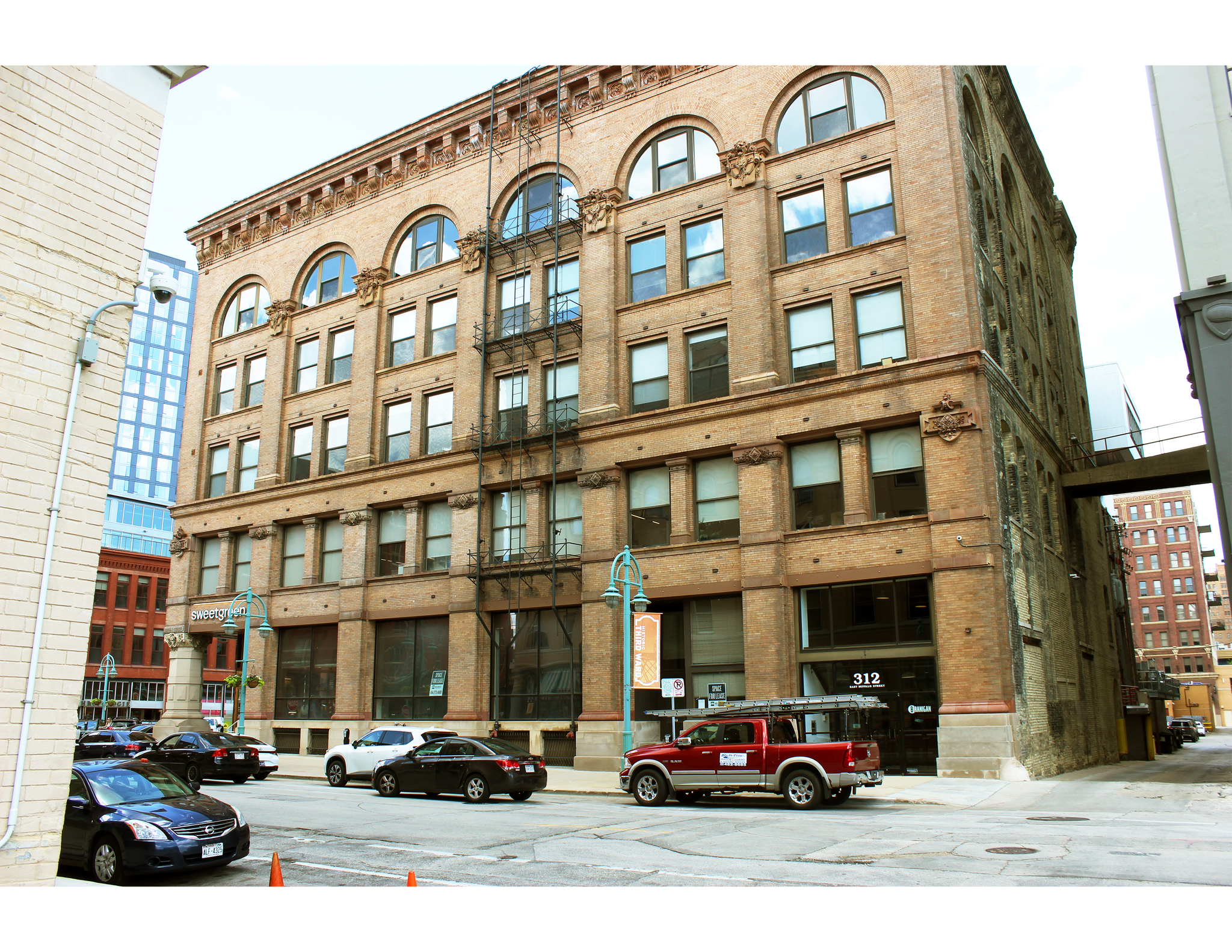 312 E Buffalo St, Milwaukee, WI à louer Photo du bâtiment- Image 1 de 6