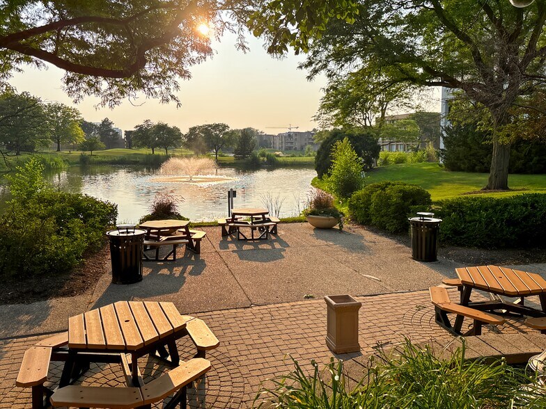 1821 Walden Office Sq, Schaumburg, IL à louer - Photo du bâtiment - Image 3 de 11