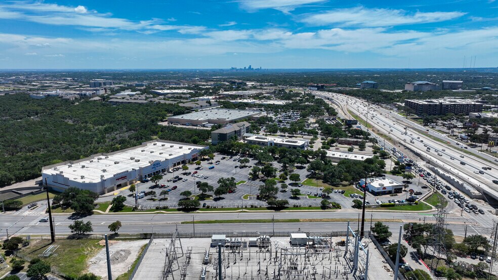 4501 W Braker Ln, Austin, TX à louer - Photo du bâtiment - Image 2 de 4