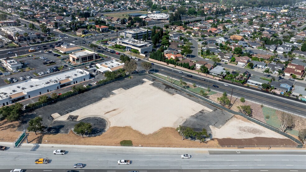 17101 Bushard St, Fountain Valley, CA à louer - Photo du bâtiment - Image 3 de 14
