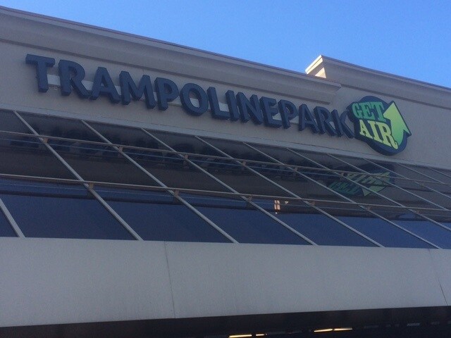 1116 Eastchester Dr, High Point, NC à louer Photo principale- Image 1 de 10