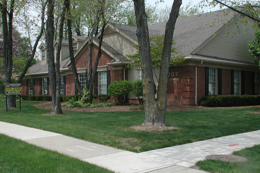 707 E Maple Rd, Troy, MI à louer - Photo du bâtiment - Image 2 de 5