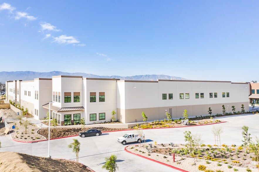 3390 Horseless Carriage Dr, Norco, CA à louer - Photo du bâtiment - Image 1 de 4