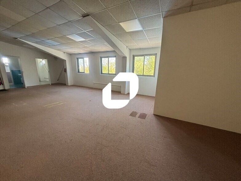 Office in Ormoy for lease - Interior Photo - Image 3 of 11