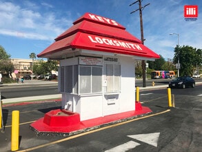 11112-11160 Balboa Blvd, Granada Hills, CA à louer Photo du bâtiment- Image 2 de 3