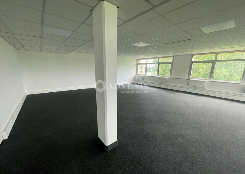 Office in Tremblay-en-France for lease - Interior Photo - Image 2 of 5